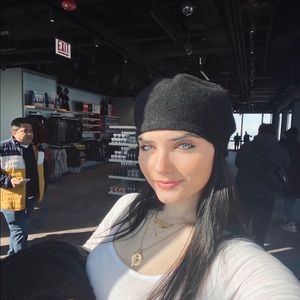 Meet your Posher, Olivia